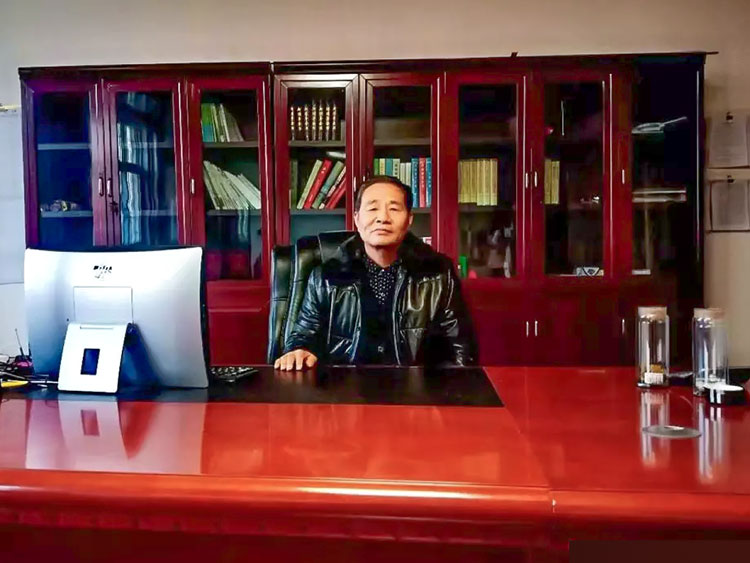 唐河育才实验学校校长朱新敬