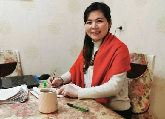 点击图片翻到下一页>> 德泽生辉战“疫”情:南阳女教师手写6万字50封信激励学生